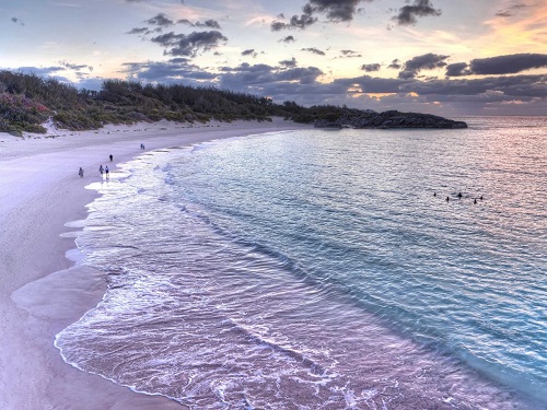 Bãi biển Horseshoe có màu hồng lãng mạn này được tao ra nhờ xác của những sinh vật phù du, vỏ sò vụn và canxi. Đây chỉ là một trong những bãi biển màu hồng phấn mà bạn có thể tìm thấy ở Bermuda.